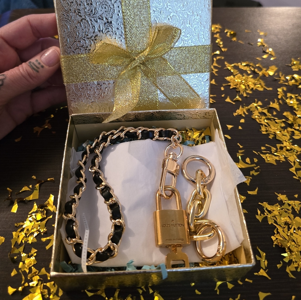 Louis Vuitton #302 LOCK + KEY Set, 2 Chains, Extra Gifts /*LV box not included